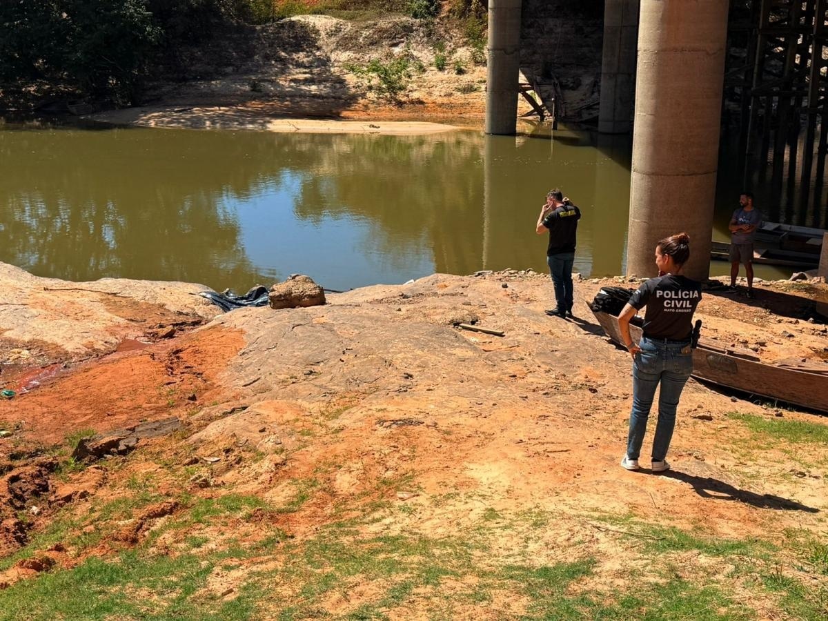 Pescadores encontram corpo masculino enroscado em galhada na margem de rio