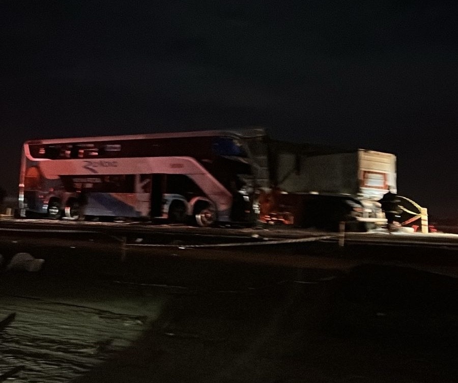 Sobe para 11 o numero de mortos em acidente entre ônibus e carreta na BR-163. Veja imagens