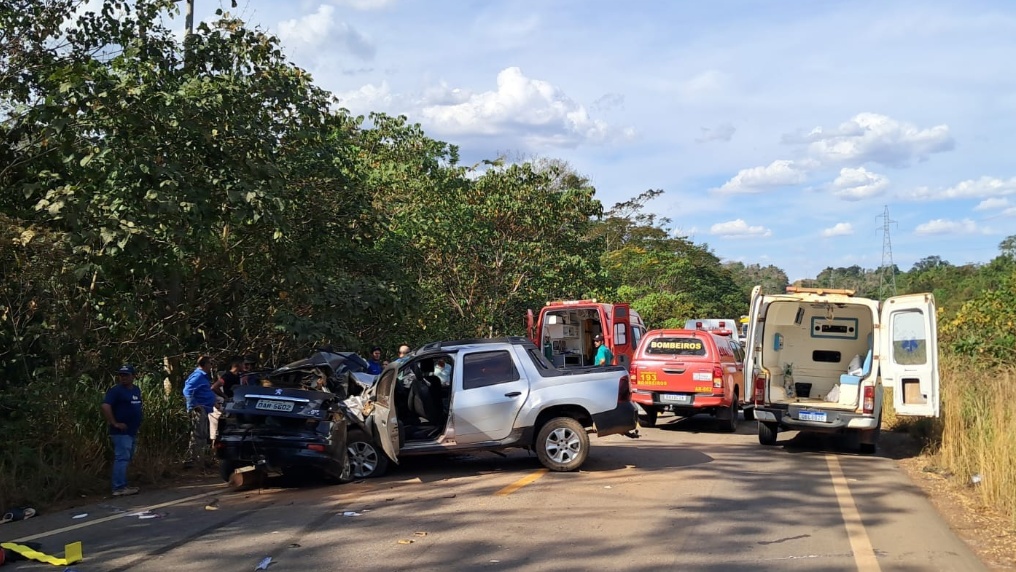 Colisão entre sedan e picape mata casal e criança de três anos em MT; seis ficam feridos