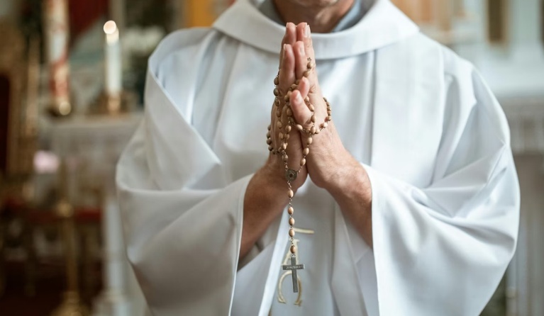 Padre 'exorcista' e faixa preta em jiu-jítsu é acusado de agredir idosa durante missa em São Paulo