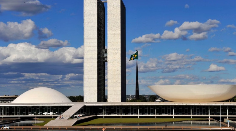 Salário de juízes e políticos pode ser até 22 vezes maior do que média salarial dos brasileiros