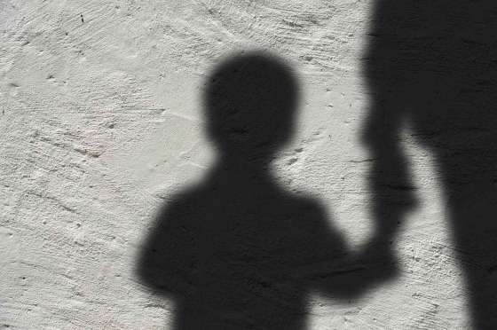 Menino de 10 anos aceita bolacha de estranho, desmaia e é sequestrado em Cuiabá