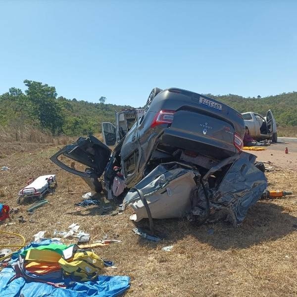 Colisão frontal entre carro e picape deixa dois mortos e três feridos em rodovia de MT