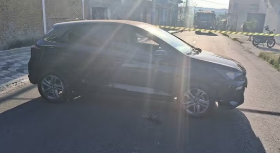 Homem morre atropelado pela própria esposa após mulher confundir os pedais do carro