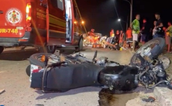 Acidente entre moto e carro deixa duas pessoas feridas; uma com perna decepada em Sinop