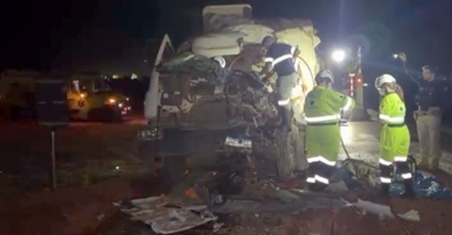 Motorista de caminhão caçamba colide em outro e morre na BR-163