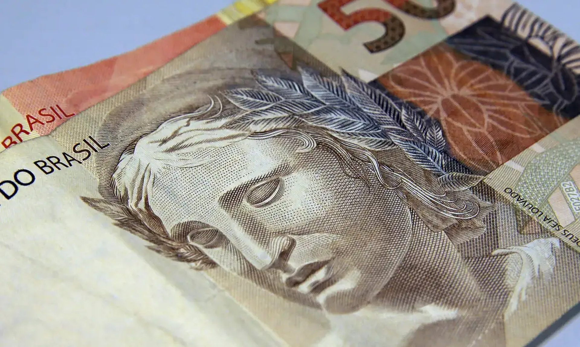Renda do 0,1% mais rico cresceu 5 vezes mais que a média dos brasileiros em 6 anos