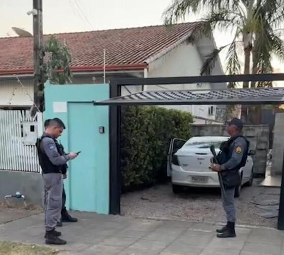 Mulher é morta a facadas pelo namorado em Sinop; suspeito é preso