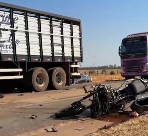 Casal morre após motocicleta ser atingida por carreta na BR-163 em Sinop