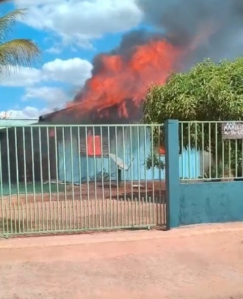 Vizinhos salvam idosa cadeirante em casa de madeira pegando fogo em Sinop