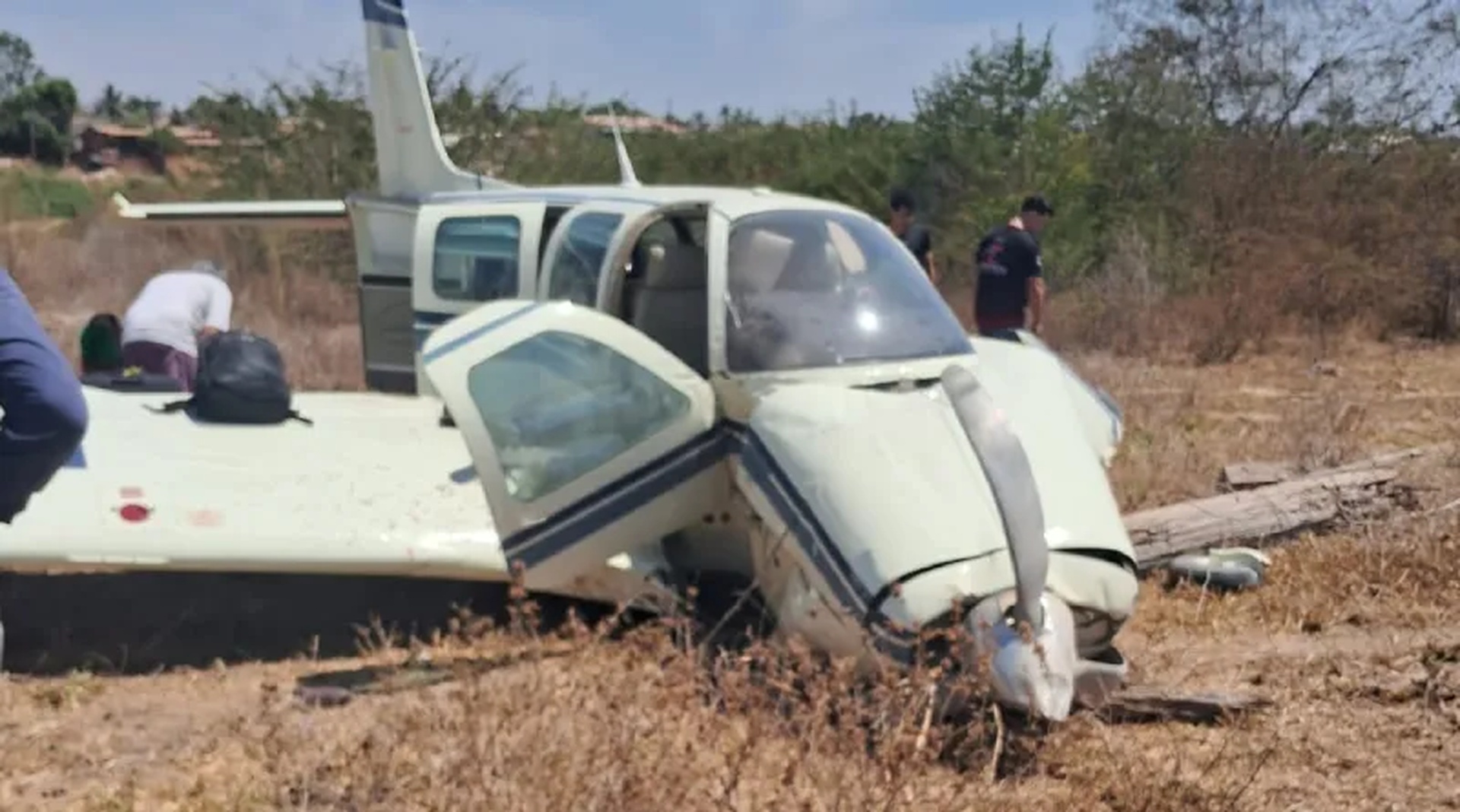 Avião cai durante pouso forçado após falha no motor e deixa três pessoas feridas em MT