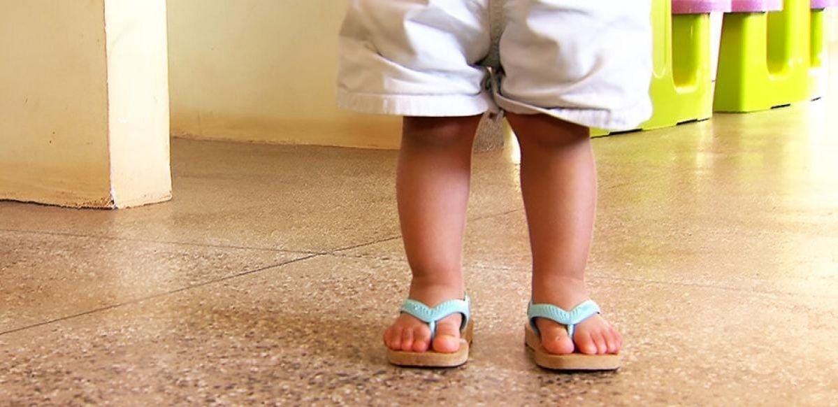 Criança de 3 anos foge de casa após agressão do pai e é encontrada sozinha em rua de Várzea Grande