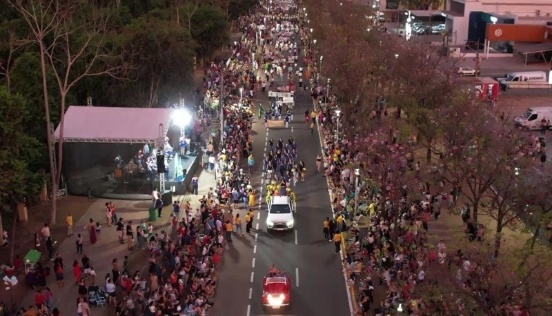 Famílias reúnem em desfile cívico para valorizar a independência do Brasil e contar a história de Sinop
