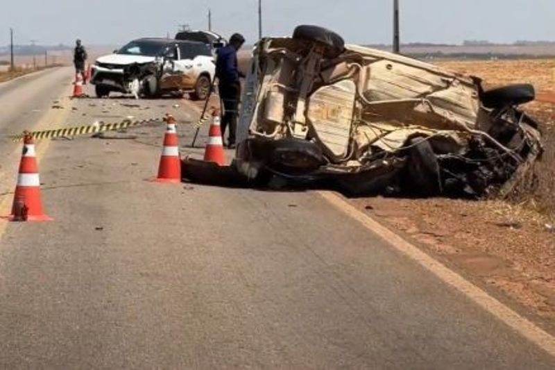 Condutor de Uno tenta ultrapassar carreta e morre em batida com SW4