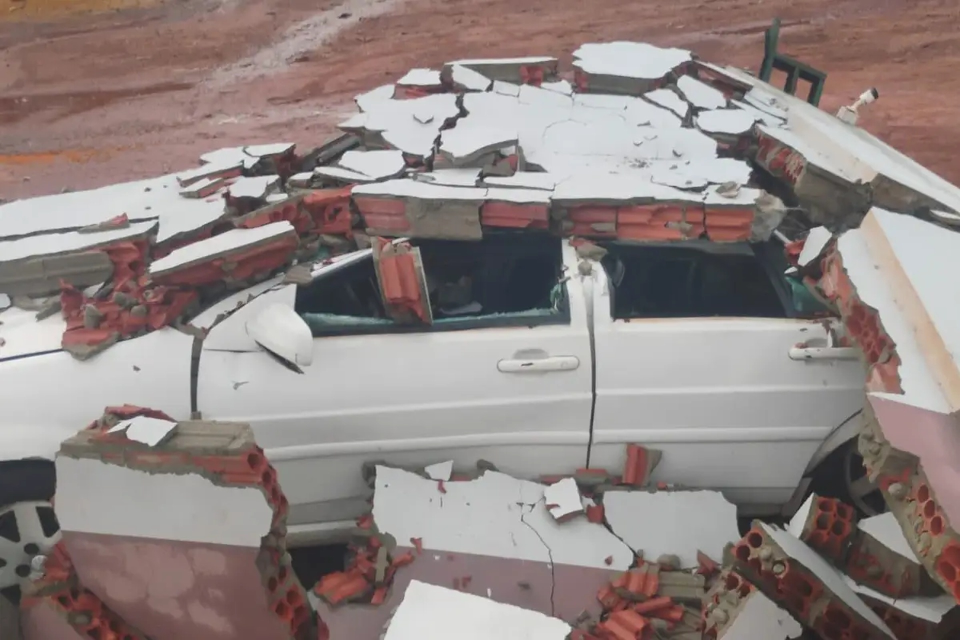Temporal destrói casas novas e veículos ficam soterrados em Brasnorte