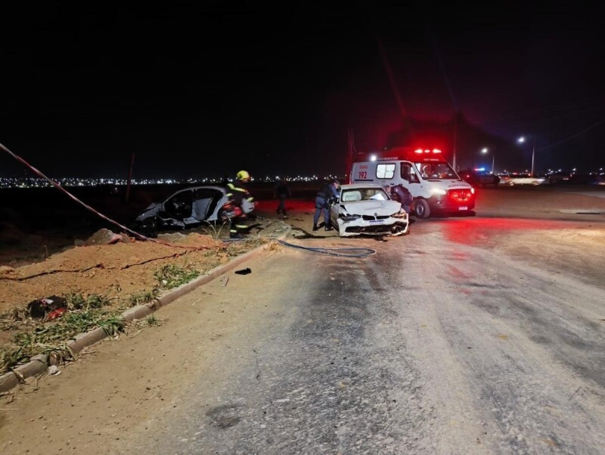 Carros batem durante racha, derrubam poste e motorista fica preso às ferragens