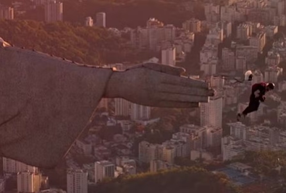 Homem invade o Cristo Redentor e salta de paraquedas da mão do monumento; polícia investiga