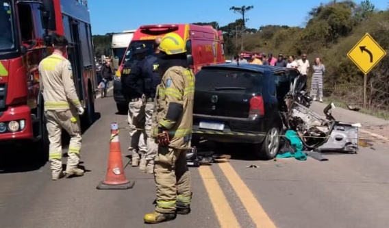 Pai e filho bebê mortos e mãe presa às ferragens em acidente no PR: casal passou oito anos tentando engravidar