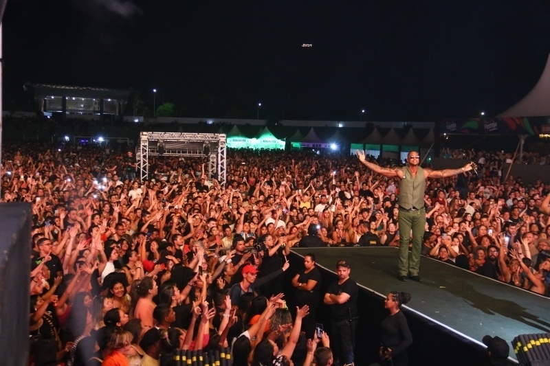 Show de Leo Santana no Festeja Sinop reúne multidão no Gigante do Norte