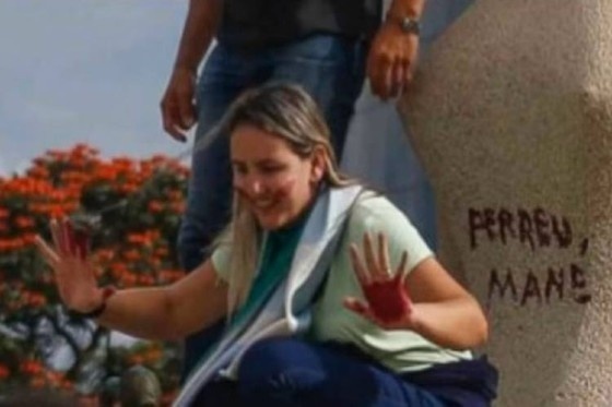 Cabeleireira que pichou estátua da Justiça com batom é condenada a pagar R$ 30 milhões em danos morais coletivos