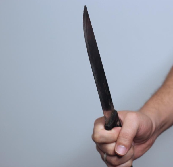 Homem é preso após tentar matar seus dois filhos a facadas