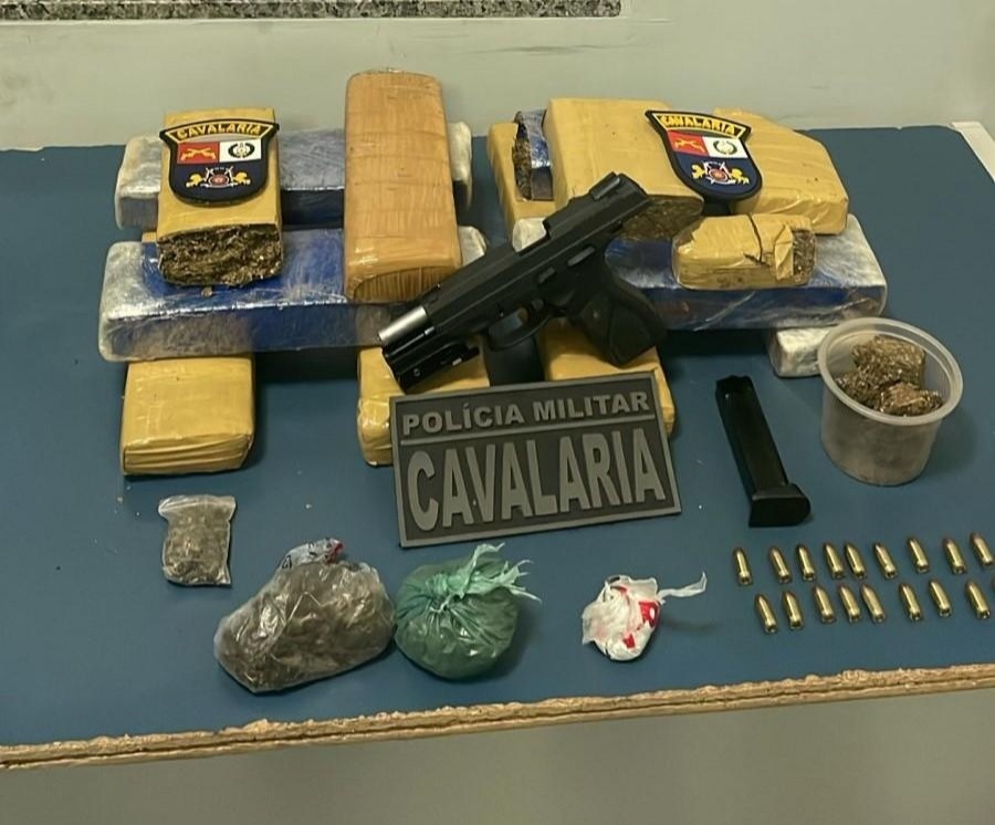 Cavalaria da Polícia Militar prende homem em flagrante com arma de fogo e tabletes de maconha