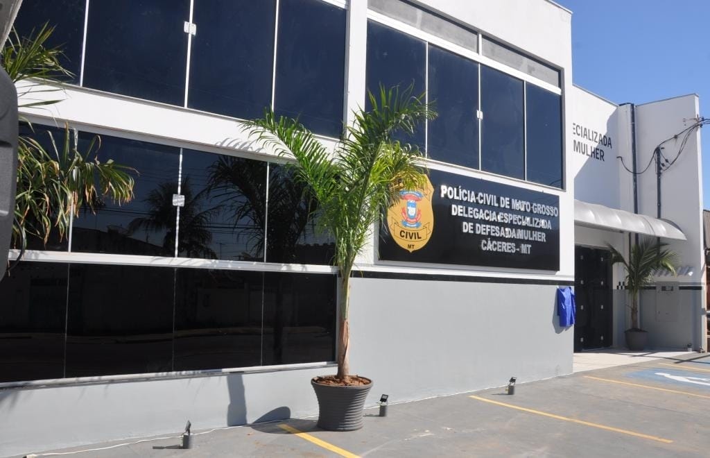 Mãe que jogou água quente no filho de 10 anos é presa; criança ficou internada por uma semana