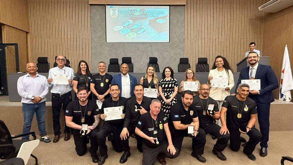 Polícia Civil entrega medalhas de mérito policial para servidores da Regional de Sinop