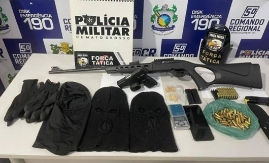 Força Tática apreende armas, 130 munições e prende homem por porte ilegal e tráfico de drogas