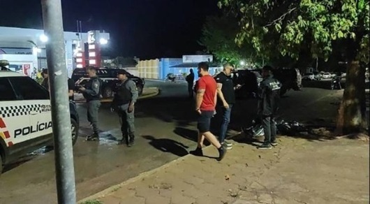 Bandido invade lanchonete com submetralhadora para matar rival e é morto por policial à paisana
