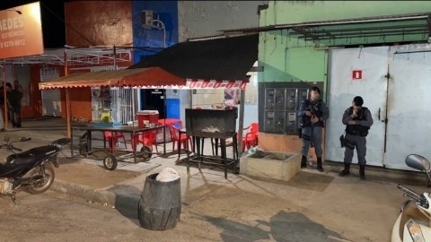 Jovem é morto a tiros enquanto comia ''espetinho''