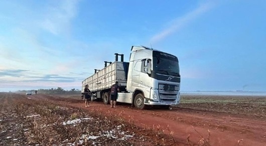 Casal é feito refém durante roubo de carreta na MT-364