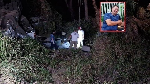 Caminhão cegonha tomba na BR-364 e mata motorista