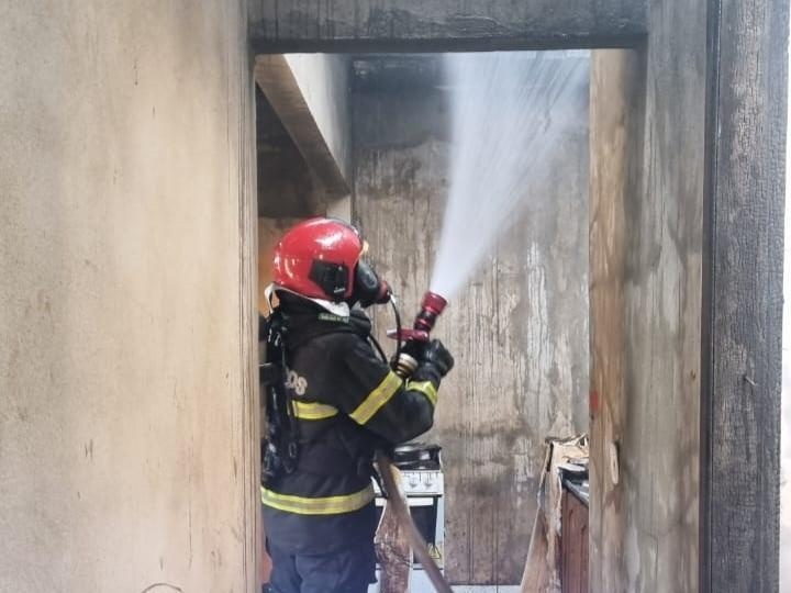 Bombeiros militares combatem incêndio em residência de Sinop