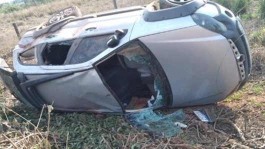 Carro capota e mata homem de 37 anos