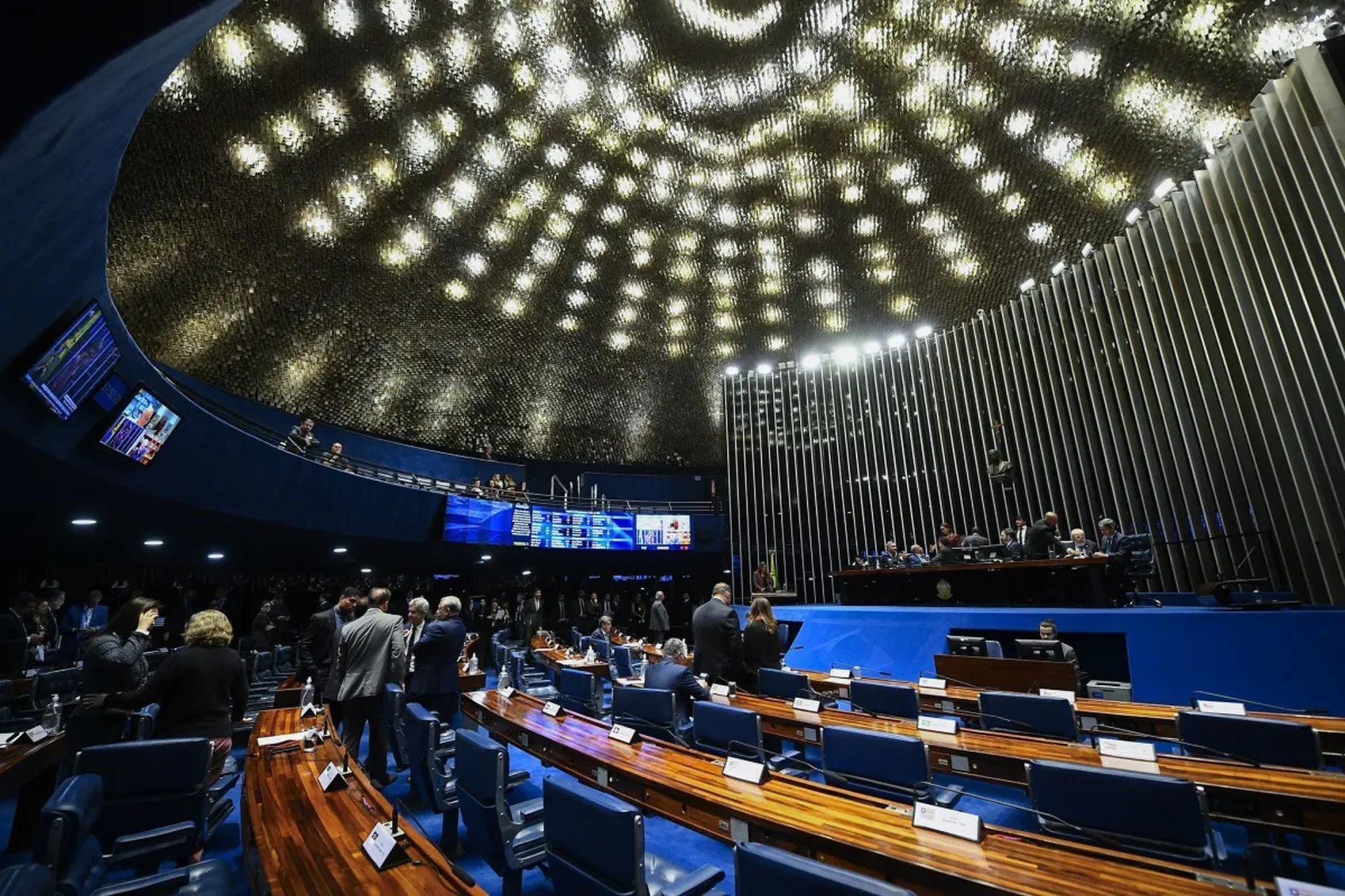 Real Time: aliados de Lula e Bolsonaro embolam disputa ao Senado no CE