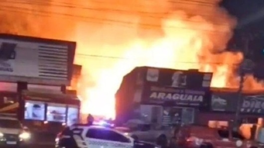 Comércios são atingidos por incêndio durante a madrugada