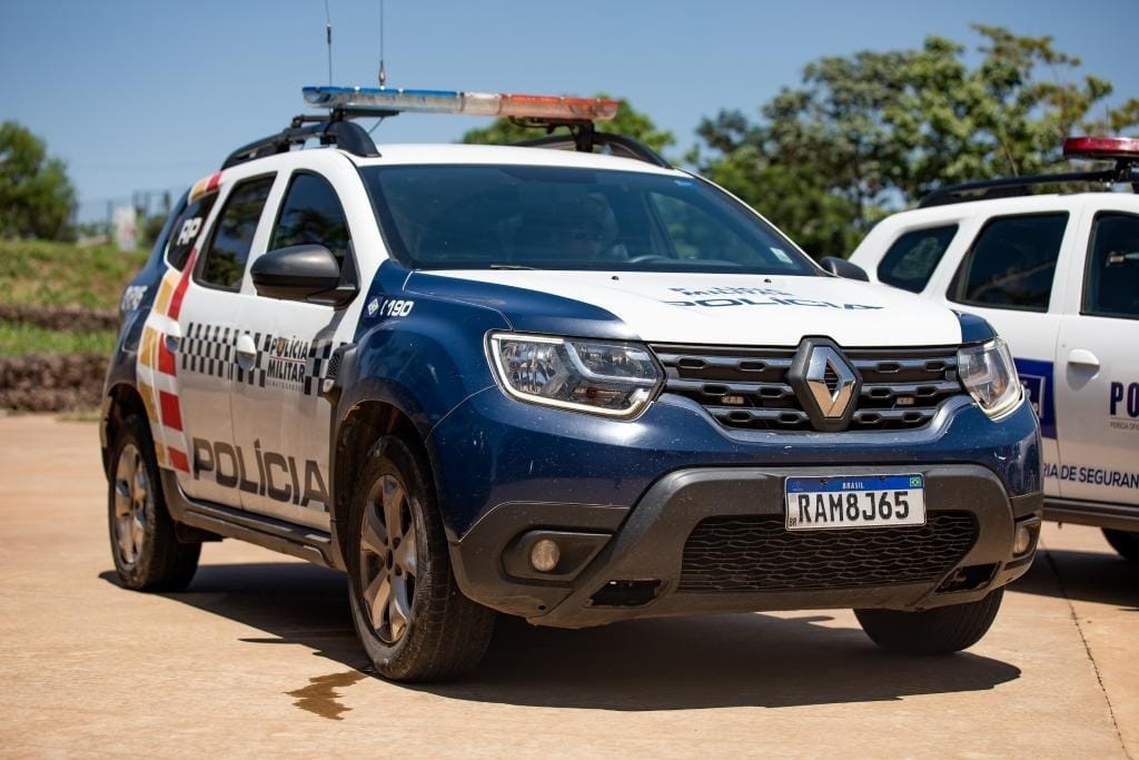 Motorista se irrita com bloqueio em rua e tenta matar gari com golpe de facão no abdômen