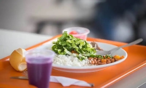 Homem não divide comida e é morto por colega em MT