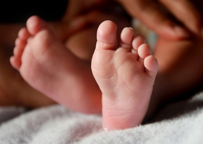 Médicos induzem parto normal de bebê de 6 kg, criança para de respirar e mãe precisa de 55 pontos
