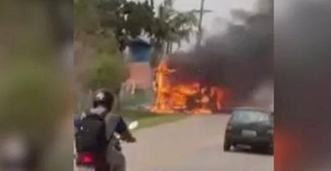 Ônibus escolar pega fogo com alunos dentro