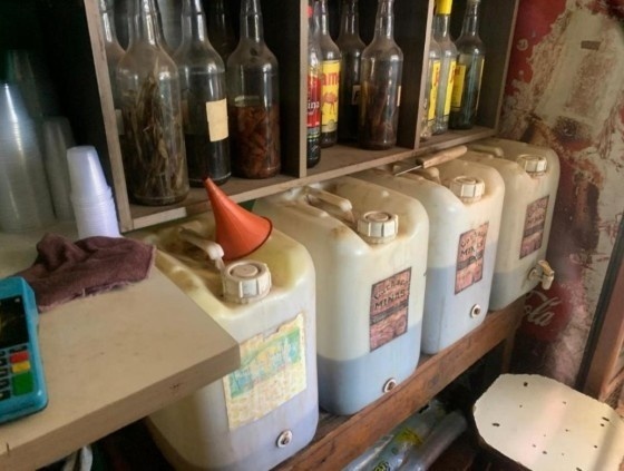 PC fecha fábrica pirata de bebidas armazenadas em tambores em MT