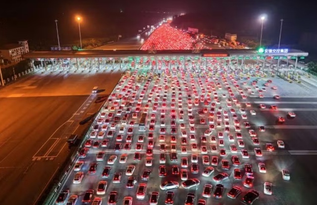 Megaengarrafamento reúne dez milhões de carros após feriadão na China