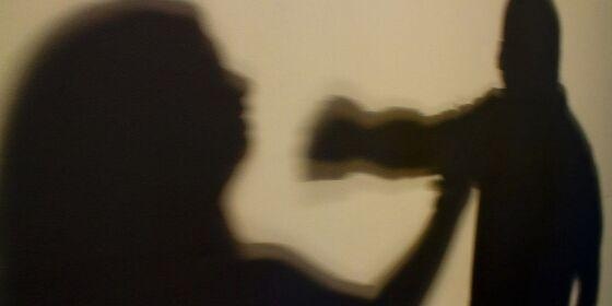 Homem arromba porta do apartamento e agride ex-mulher em Sinop