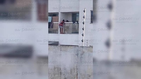 Criança é flagrada em sacada de prédio e gera alerta sobre risco iminente de queda em Nova Mutum