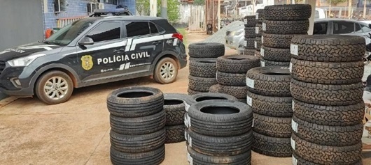 Dupla é presa e 67 pneus furtados de empresa são recuperados
