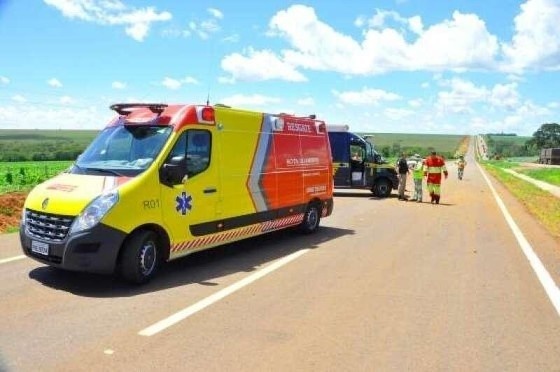 Motorista morre carbonizado após caminhão com carga de pedras pegar fogo na BR-364