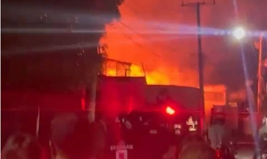 Incêndio atinge fábrica e gera pânico