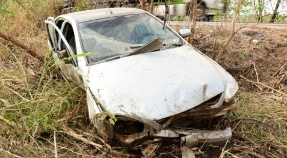 Casal fica ferido após carro sair da pista e atingir área de mata na BR-364