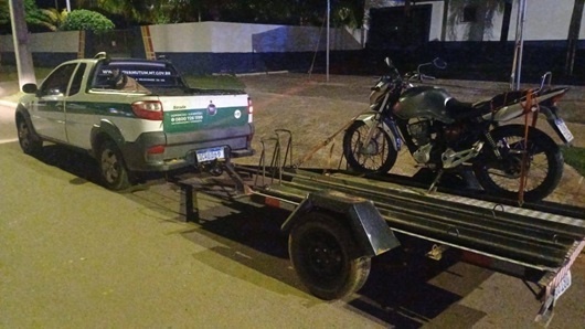 Entregador é detido após pilotar moto na contramão
